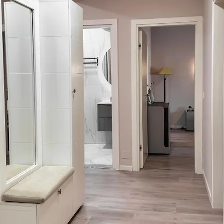 アパート Livia's ティラナ